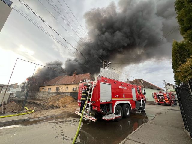 foto incendiu de proportii la un depozit din municipiul sibiu mesaj ro alert din cauza fumului dens 67d43cb33b3cd
