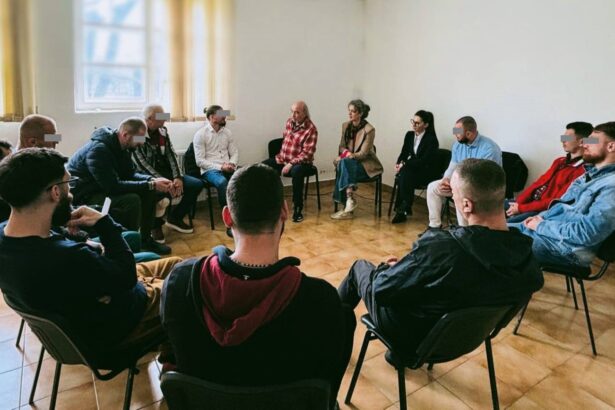 foto jure yoram biechonski psihoterapeut cu renume international in mijlocul detinutilor de la penitenciarul poarta alba care a fost scopul atelierului 67e1b1fa86870