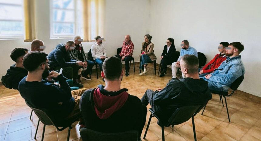 foto jure yoram biechonski psihoterapeut cu renume international in mijlocul detinutilor de la penitenciarul poarta alba care a fost scopul atelierului 67e1b1fa86870