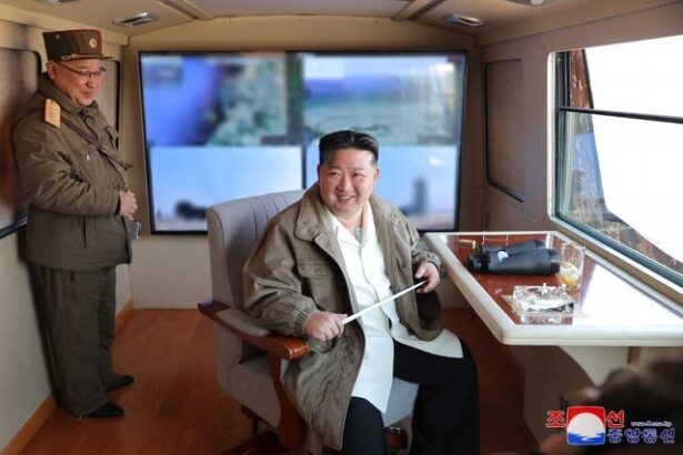 foto kim jong un supervizeaza testarea unei noi rachete antiaeriene 67dd30fd7c1a5