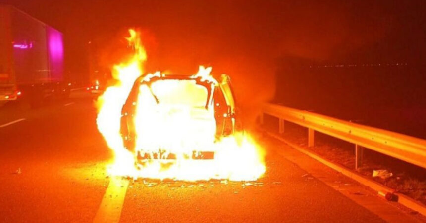 foto o masina a luat foc pe autostrada timisoara lugoj iar soferul este de negasit cinci masini s au tamponat in aceeasi zona 67cb437d477ad