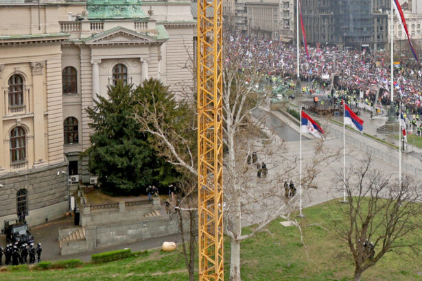 foto opozitia sarba a publicat imagini cu o masina a politiei care avea amplasat un presupus tun sonic pe capota in timpul protestelor 67dbe221392b1