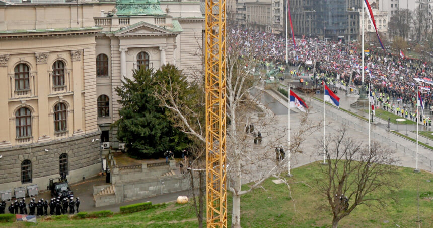 foto opozitia sarba a publicat imagini cu o masina a politiei care avea amplasat un presupus tun sonic pe capota in timpul protestelor 67dbe221392b1