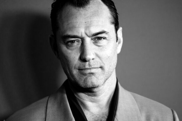 foto primele imagini de pe platourile de filmare cu transformarea lui jude law in vladimir putin un everest de escaladat 67e5945400e67