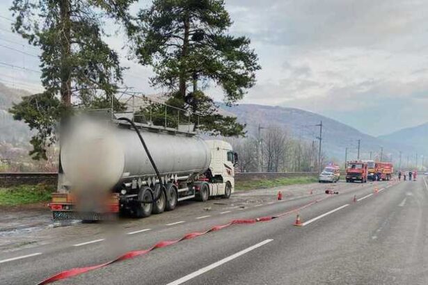 foto scurgeri de acid sulfuric dintr o cisterna care se afla pe dn 1 autoritatile evacueaza zona traficul rutier este blocat 67ea2e9430c96