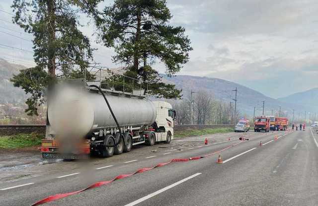 foto scurgeri de acid sulfuric dintr o cisterna care se afla pe dn 1 autoritatile evacueaza zona traficul rutier este blocat 67ea2e9430c96