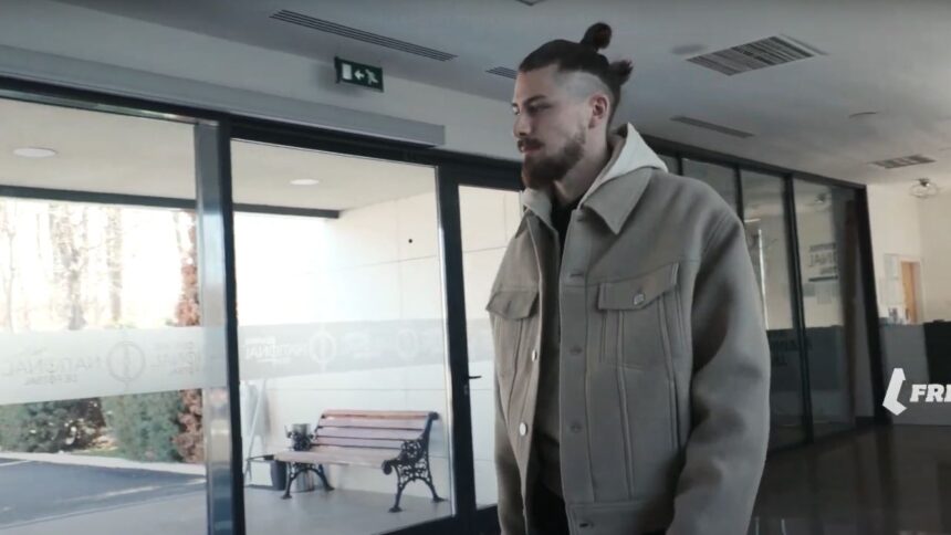 foto si video surpriza inainte de romania bosnia radu dragusin a aparut in cantonamentul tricolorilor 67dc1cf66d376