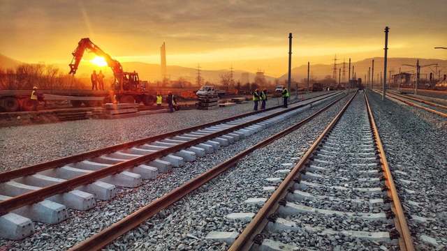 foto trenul pe ruta brasov bucuresti nord atacat cu pietre cum arata dupa loviturile primite ministrul transporturilor cere masuri urgente pentru identificarea si sanctionarea vinovatilor 67ced6f4dc53e