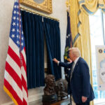 foto trump reinventeza biroul oval harta golfului americii si trofeul cupei mondiale ce face butonul rosu de pe biroul sau 67dbc62e03c8c