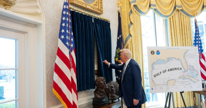 foto trump reinventeza biroul oval harta golfului americii si trofeul cupei mondiale ce face butonul rosu de pe biroul sau 67dbc62e03c8c
