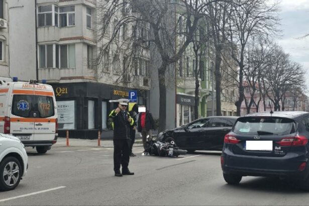 foto un motociclist a fost lovit de un autoturism pe bulevardul tomis la intersectia cu strada cuza voda 67e3cf6d7a1b1
