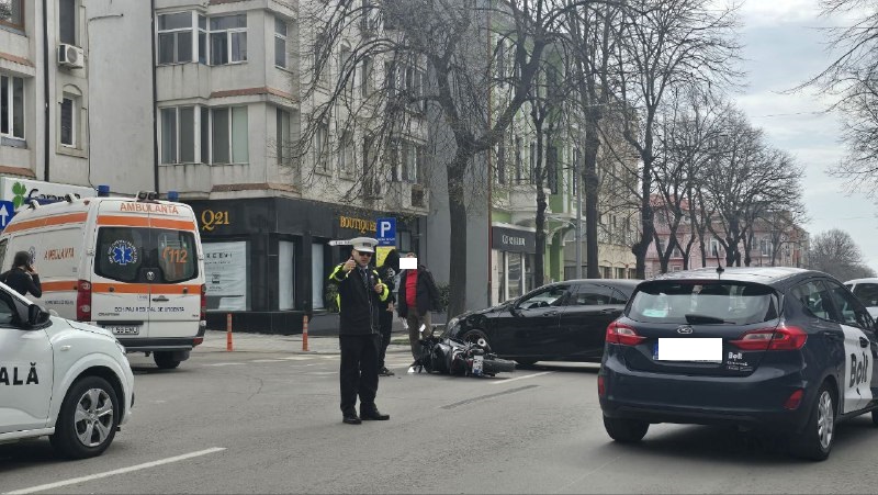 foto un motociclist a fost lovit de un autoturism pe bulevardul tomis la intersectia cu strada cuza voda 67e3cf6d7a1b1