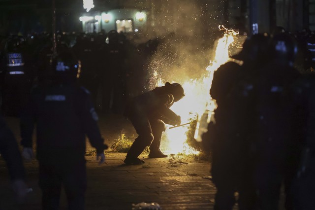 foto violente in fata bec sustinatorii lui calin georgescu au incendiat obiecte un jandarm a fost lovit cu un obiect protestatarii au rasturnat masina unei televiziuni 67ce1237b84f6