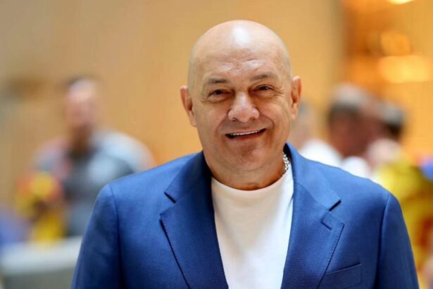 gabi balint amuzat de roata antrenorilor de la petrolul imi vine si sa rad 67d9d56aae643