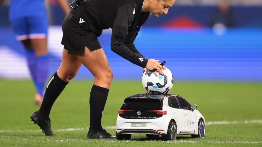 galerie foto arbitra din superliga romaniei a dezvaluit care este jucatorul ei preferat e pe val 67e46869d8f77