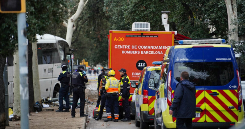galerie foto cel putin 34 de raniti intre care 4 in stare grava intr un accident in care au fost implicate doua autocare la barcelona 67c5f7df508eb