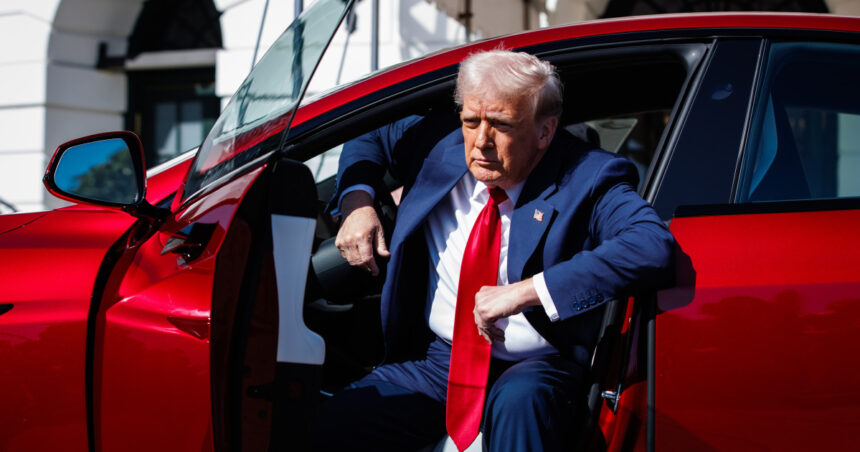 galerie foto donald trump si a cumparat o masina tesla intr un gest de sustinere pentru elon musk presedintele american nu va putea sa o conduca 67d1a6369f40b
