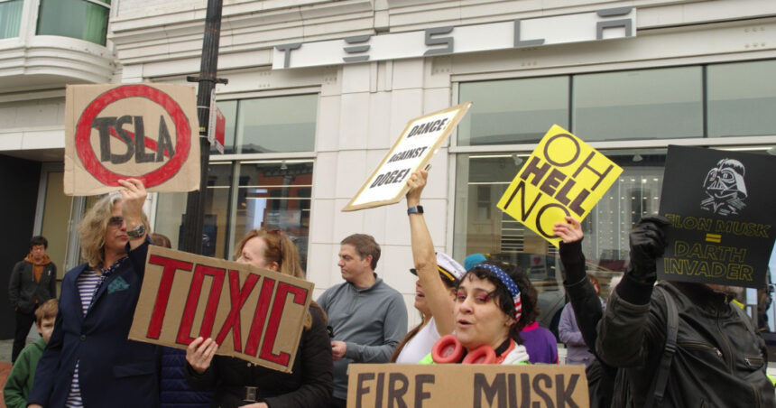 galerie foto elon musk tinta protestelor in sua si canada oamenii il acuza ca a desfiintat mii de posturi federale prin agentia doge 67e020584f2da
