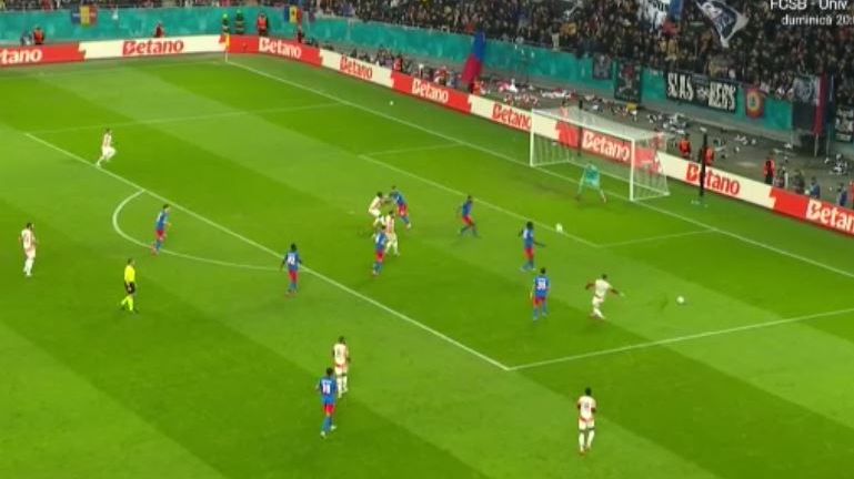galerie foto lyon a deschis scorul pe arena nationala fcsb a reclamat ca erau doua mingi pe gazon 67c9ee3f93e69