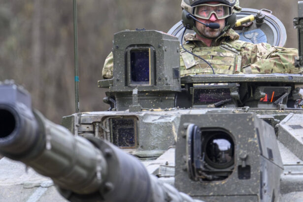 galerie foto printul william s a pozat intr un tanc challenger 2 aproape de granita rusiei cum a aratat vizita sa pe flancul estic al nato 67dd6ef1b2542