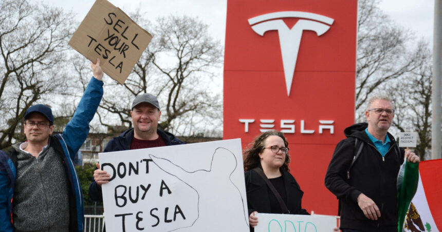 galerie foto proteste in marea britanie impotriva lui elon musk o miscare ampla de boicotare a companiei tesla se extinde la nivel global 67e83711aa529