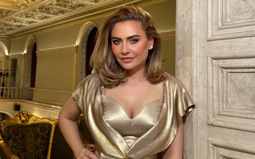 imagini din casa adinei buzatu care munceste de la 14 ani are un dormitor decorat extravagant cu tapet si un dressing spectaculos 67e90bd99baa5