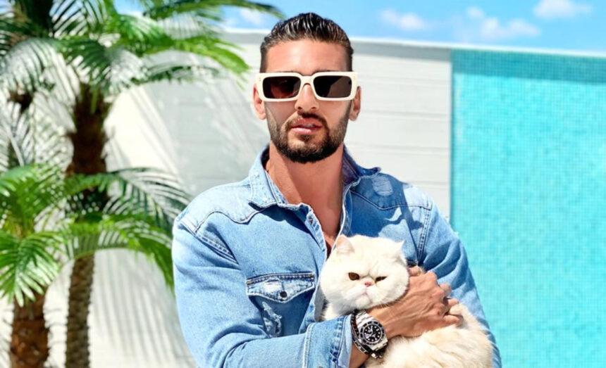 imagini din curtea casei lui dorian popa decorata cu pietre albe si palmieri nu are nici gazon nici flori am dat drumul la piscinica 67d7d6d4549d1
