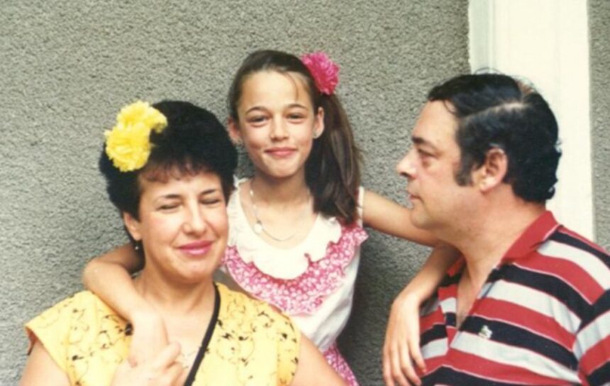 imagini rare cu mama andreei raicu care are 85 de ani si probleme la genunchi si coloana si uneori se misca greu dezvaluiri si despre tatal ei 67d015b659ada