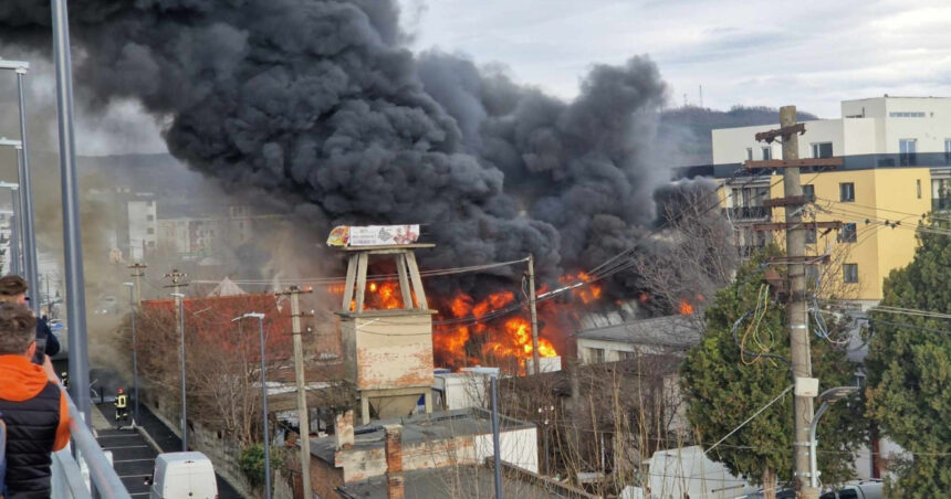 incendiu puternic la un depozit din sibiu traficul rutier este complet blocat in zona a fost emis mesaj ro alert 67d445f1e48c4
