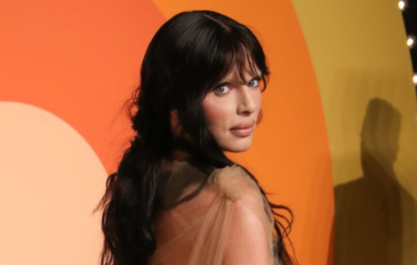 julia fox a copiat o pe bianca censori si a aparut la oscar 2025 intr o rochie transparenta fara lenjerie intima legatura ei cu kanye west 67c5661622723