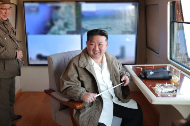 kim jong un a supervizat lansarea celei mai noi rachete antiaeriane a coreei de nord in timpul exercitiului militar coreea de sud sua 67dd2873ad17f