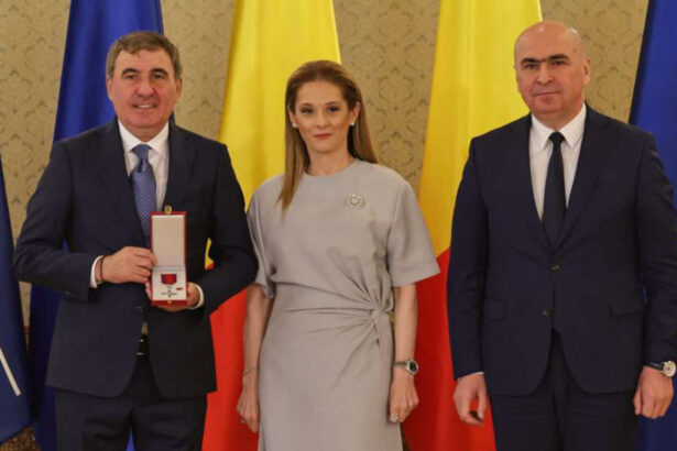 marilena hagi aparitie eleganta alaturi de gheorghe hagi care a fost decorat cat costa pantofii pe care i a asortat la rochia gri cu crapatura pe picior 67d1821363824