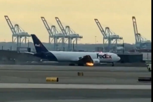 momentul in care un avion boeing 767 aterizeaza cu motorul in flacari credem ca am vazut motorul cazand de pe aripa dreapta 67c341efb2c52