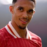 nu va fi titular gary neville l a pus la punct pe trent alexander arnold dupa anuntul transferului la real madrid 67e522c8e0f64