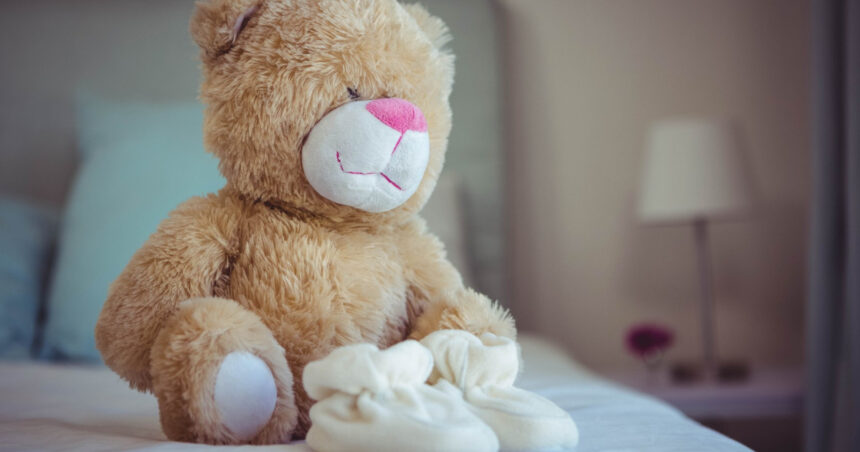 o dadaca a gasit un barbat sub pat dupa ce copilul de care avea grija s a plans de prezenta unui monstru 67e59e22ac18a