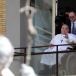 papa francis a aparut pentru prima data in public dupa cinci saptamani suveranul pontif a fost externat din spital 67dffcb27f048