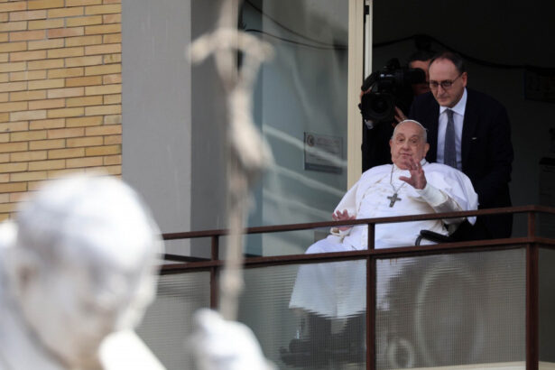 papa francis a aparut pentru prima data in public dupa cinci saptamani suveranul pontif a fost externat din spital 67dffcb27f048