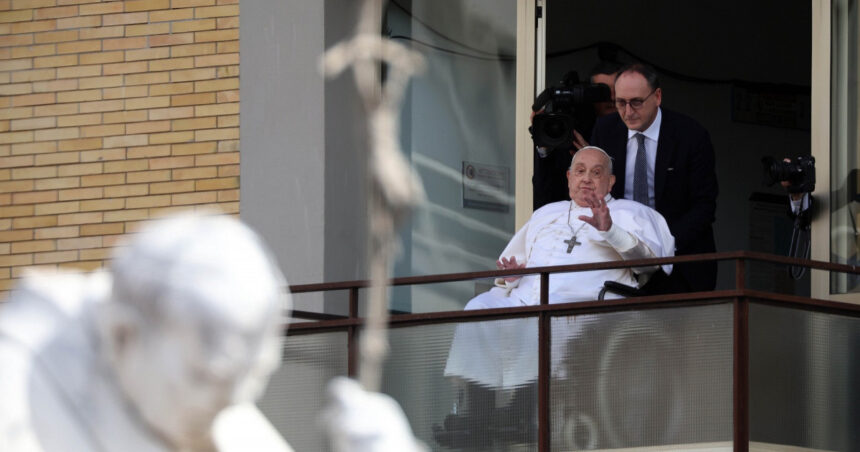 papa francis a aparut pentru prima data in public dupa cinci saptamani suveranul pontif a fost externat din spital 67dffcb27f048