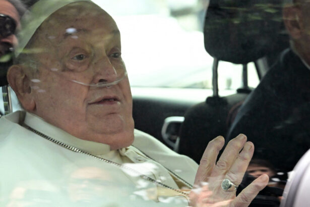 papa francisc s a intors la vatican dupa ce a aparut la balconul spitalului din roma care este starea suveranului pontif 67e1834724436