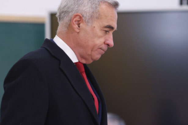 peste 1 200 de contestatii impotriva lui calin georgescu au fost depuse la biroul electoral central surse 67ccaabbdd795