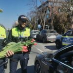 politistii constanteni au oferit flori femeilor din trafic 67cc51f1bca45