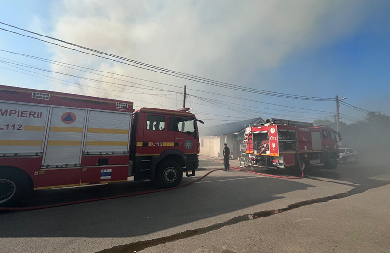 pompierii sunt in alerta o casa din localitatea siminoc a luat foc 67d53d63d09d8