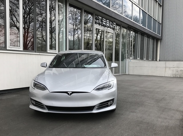 proteste in fata magazinelor tesla din sua 67c567dddbd91
