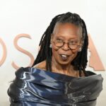 rochia apa lichida purtata de whoopi goldberg la premiile oscar 2025 actrita in varsta de 69 de ani si a aratat si tatuajul de pe umar 67c5735be53be