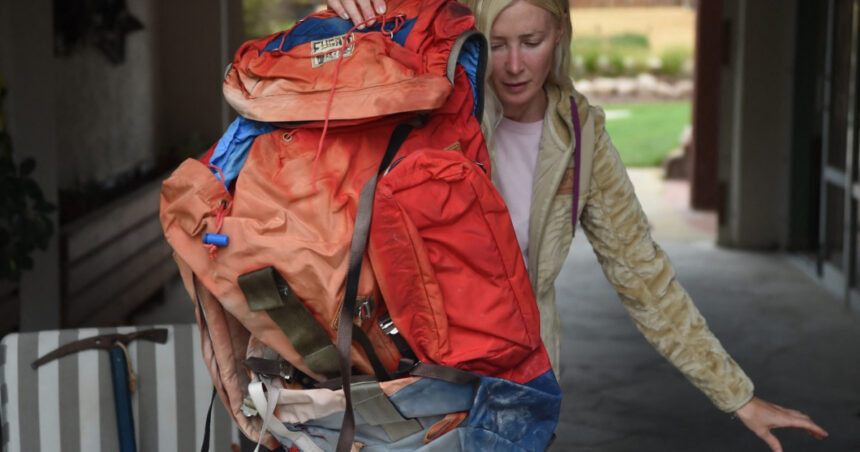 rucsacul unui alpinist care a murit acum 40 de ani a fost recuperat de fiicele sale din gheata de pe versantul unui vulcan 67c7562fd40d8