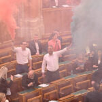 sase deputati maghiari au fost amendati si suspendati dupa ce au lansat bombe fumigene in parlamentul de la budapesta 67dd59cae4ea7