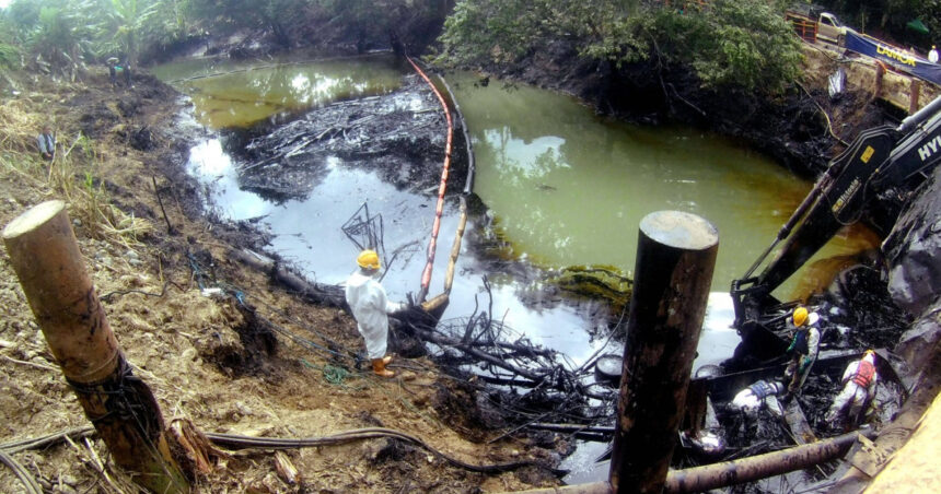 scurgeri de petrol in regiunea amazoniana din ecuador au lasat zeci de mii de oameni fara apa potabila guvernul acuza un sabotaj 67dfdcef5a5c5