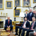 steaguri figurine si aur peste tot cum donald trump a transformat biroul oval intr o galerie aurita 67d915219b497