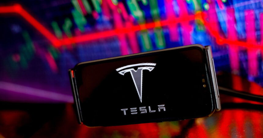 tesla in picaj la bursa capitalizarea companiei conduse de elon musk s a injumatatit dupa victoria lui trump in alegeri 67cf238a78cef