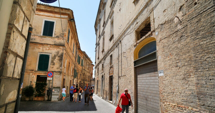 un alt oras italian se pregateste sa vanda case la un euro ma doare atat de tare sa vad aceste case abandonate este ca o rana 67debcaac9fe8